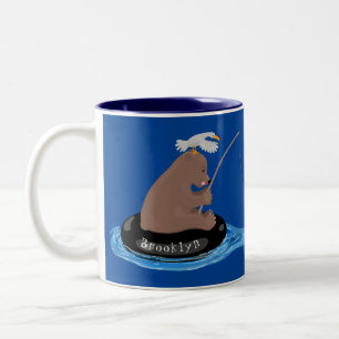 Illustratie van een beerwelp die aan het vissen is tweekleurige koffiemok