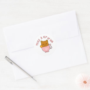 Illustratie van een knuffelkat in theekopje – Neem Ronde Sticker