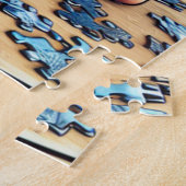 Illustration d'une femme faisant un puzzle (Côté)