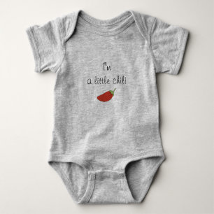 im een kleine chili baby bodysuit aan