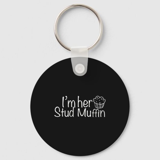 Im Her Stud Muffin Funny Couples Valentine Day App Sleutelhanger (Voorkant)