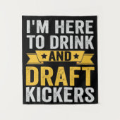 I'm Here To Drink and Draft Kickers Funny Fantasy Wandkleed (Voorkant)