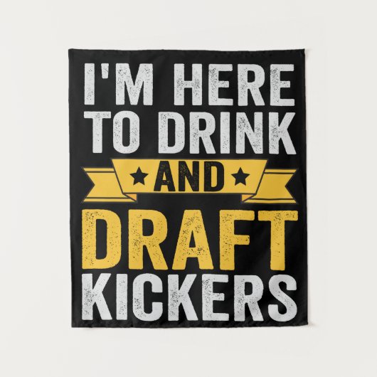 I'm Here To Drink and Draft Kickers Funny Fantasy Wandkleed (Voorkant)