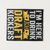 I'm Here To Drink and Draft Kickers Funny Fantasy Wandkleed (Voorkant (horizontaal))