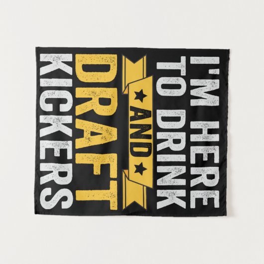 I'm Here To Drink and Draft Kickers Funny Fantasy Wandkleed (Voorkant (horizontaal))