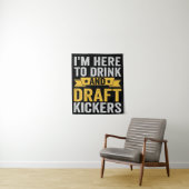 I'm Here To Drink and Draft Kickers Funny Fantasy Wandkleed (In situ)