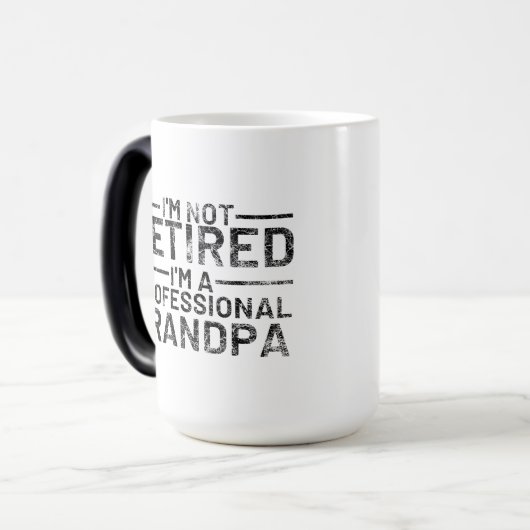 I'm Not Retired I'm A Professional Grandpa Magische Mok (Voorkant links)