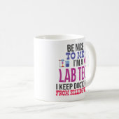 Im un technicien de laboratoire de tasse de café (Devant droit)