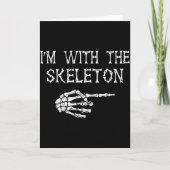 I'm With Skeleton Funny Couples Matching Halloween Kaart (Voorkant)