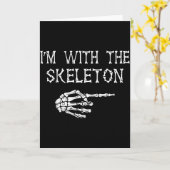 I'm With Skeleton Funny Couples Matching Halloween Kaart (Gele Bloem)