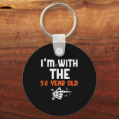 I'm With The 50 Year Old 50th Birthday Halloween C Sleutelhanger (Voorkant)