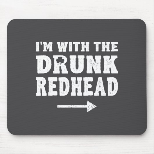 I'm With The Drunk Redhead Funny St Patricks Day Muismat (Voorkant)