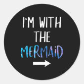 I'm With The Mermaid Funny Lazy Mermaid Halloween Ronde Sticker (Voorkant)