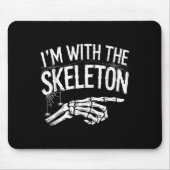 I'm With The Skeleton Funny Halloween Costume Muismat (Voorkant)