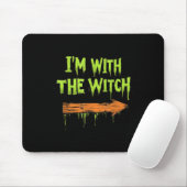 I'm With The Witch Funny Halloween His And Her  Muismat (Met muis)