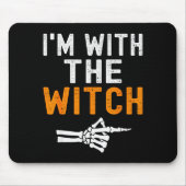 I'm With The Witch Funny Skeleton Halloween Matchi Muismat (Voorkant)
