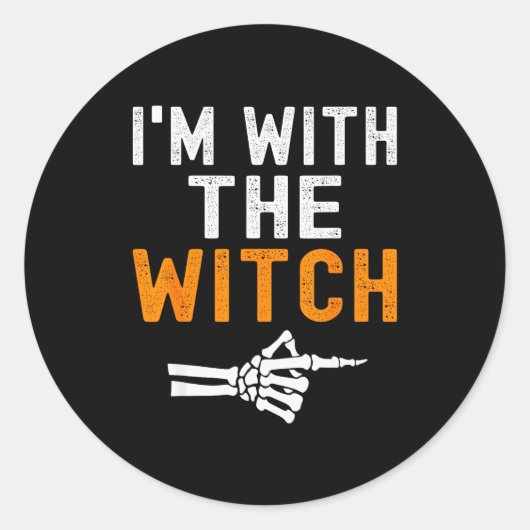 I'm With The Witch Funny Skeleton Halloween Matchi Ronde Sticker (Voorkant)