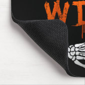 I'm With Witch Skeleton Hand Funny Halloween Husba Muismat (Hoek)