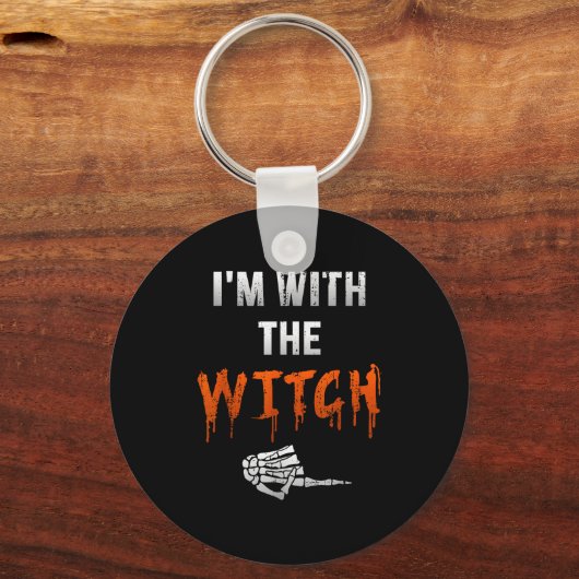 I'm With Witch Skeleton Hand Funny Halloween Husba Sleutelhanger (Voorkant)