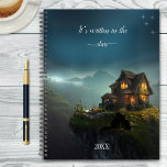 Imaginaire céleste avec chats<br><div class="desc">Un planificateur avec une scène magique d'imaginaire avec une vieille maison romantique et deux chats regardant les cieux pour voir ce qui est prévu pour cette année.</div>