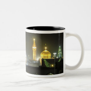 Imam Reza-heiligdomcomplex 's nachts, Mashhad, Tweekleurige Koffiemok