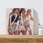 Imitation Canevas Bestés dans le script tendance | Votre photo avec<br><div class="desc">Ce dessin en fausse toile stylisée comporte le mot "Besties" dans un script tendance et élégant,  avec votre photo préférée et un coeur griffé manuscrit. Vous pouvez ajouter vos initiales ou monogrammes,  ou les noms de vos meilleurs amis. Fabrique également le cadeau parfait pour vos BFFs.</div>