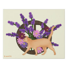 Chat de gingembre avec fleurs. Vie au pays