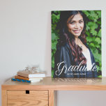 Imitation Canevas Chic Senior Photo 2025 Maintien des diplômes<br><div class="desc">Cette élégante typographie blanche superpose l'art de la fausse toile de graduation de photo avec un script blanc chic sur votre photo de diplôme d'études secondaires ou collégiales. Customisez avec votre nom et votre classe sous la belle calligraphie sur ce beau décor de fête pour une senior de la classe...</div>
