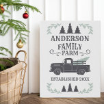 Imitation Canevas Ferme de Noël Arbre de famille Ferme personnalisée<br><div class="desc">Prenez l'esprit de Noël sur votre ferme familiale avec cette charmante impression de toile personnalisée. Avec une ancienne ferme ornée d'un arbre de Noël scintillant, cette oeuvre ajoute une touche de chaleur et de nostalgie à votre décor de vacances. Personnalisez avec votre nom de famille pour créer un souvenir unique...</div>
