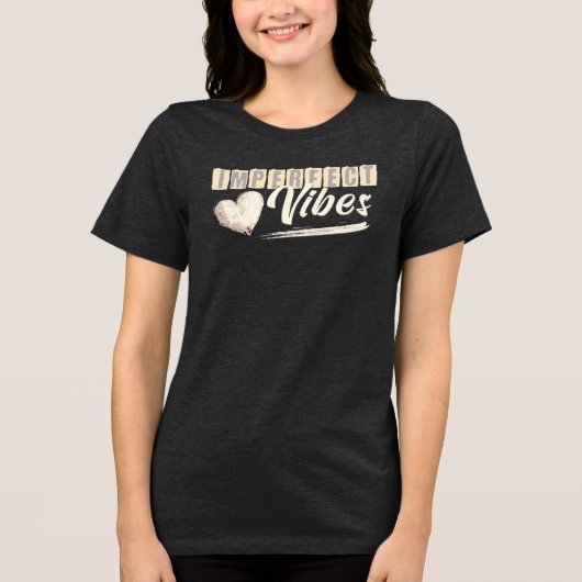 Imperfect Vibes – Retro Minimal Aesthetic Tri-Blend Shirt (Voorkant)