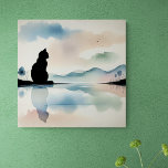 Impression de toile étirée<br><div class="desc">41 cm x 41 cm (16 po x 16 po) Impression de toile. Une représentation minimaliste de la silhouette d'un chat, au calme au bord d'un lac tranquille au bord d'un champ de pavot, avec des reflets sur l'eau. Montagnes bleues au loin Lignes et formes simples pour représenter le lac...</div>