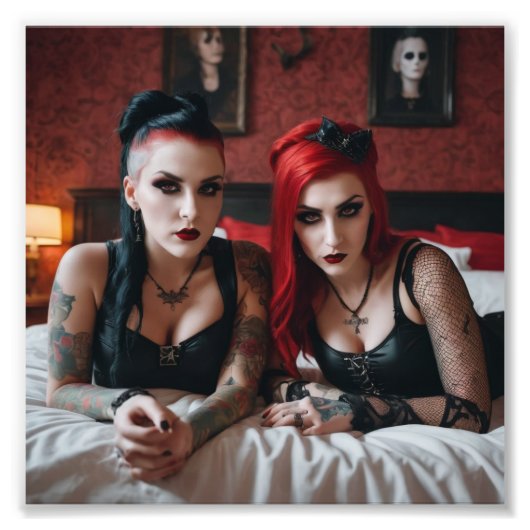 Impression Photo 2 filles de tatouage Goth allongées sur un lit (Devant)