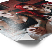 Impression Photo 2 filles de tatouage Goth allongées sur un lit (Coin)