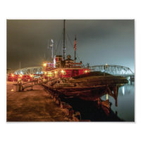 Bateau à remorque à la porte de nuit