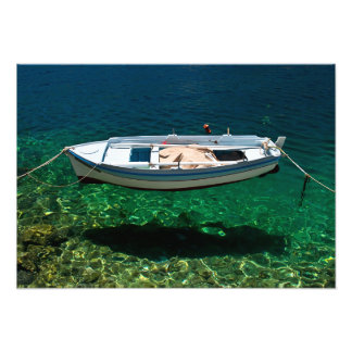 Impression Photo Bateau flottant sur une eau cristalline.