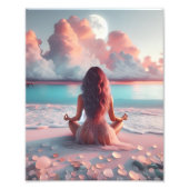 Impression Photo Belle femme méditant sur la plage vierge (Devant)