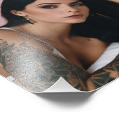 Impression Photo Belle fille de tatouage Posing sur lit (Coin)