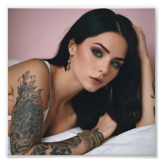 Impression Photo Belle fille de tatouage Posing sur lit (Devant)