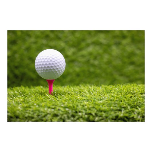 Impression Photo Boule de golf est sur le tee rose sur l'herbe vert (Devant)