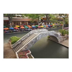 Impression Photo Café extérieur le long de River Walk et pont sur