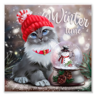 Impression Photo Chat gris dans un casquette rouge et un bonhomme d