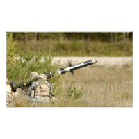 des soldats tirent sur une MGF-148 Javelin