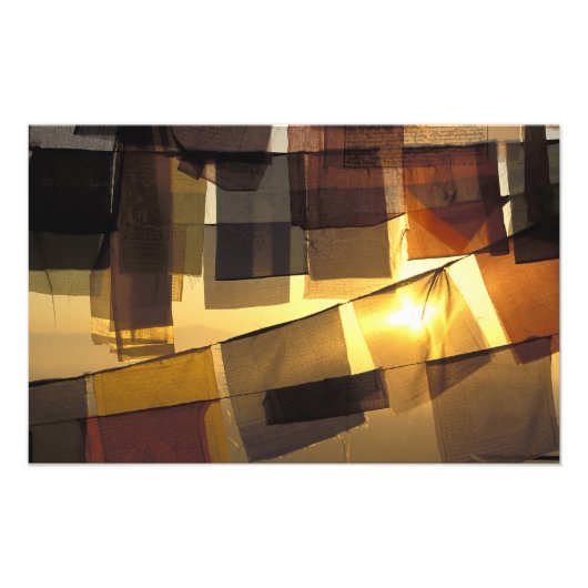 Impression Photo Drapeaux de prière bouddhistes au coucher du solei (Devant)