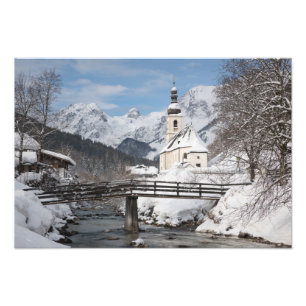Impression Photo Église dans la neige avec les Alpes en hiver