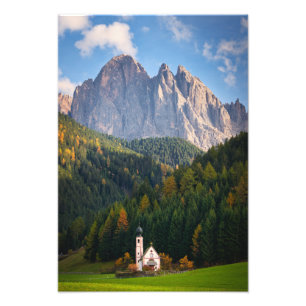 Impression Photo Église en face des montagnes des Dolomites en Ita