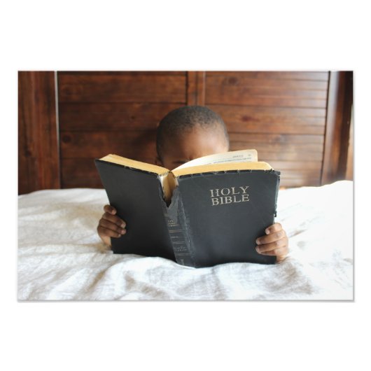 Impression Photo Garçon lisant la Sainte Bible (Devant)