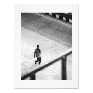 Impression Photo Homme marchant dans la rue - noir et blanc