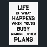 Impression Photo La Vie Est... Devis motivationnel drôle<br><div class="desc">"La vie, c’est ce qui se passe quand vous êtes occupé à faire d’autres plans", une citation drôle de motivation. Un puissant rappel que nous pouvons créer toutes sortes d'objectifs et d'ambitions pour l'avenir, mais quand nous avons une orientation forte vers l'avenir, nous pouvons oublier de vivre pleinement dans l'intervalle....</div>