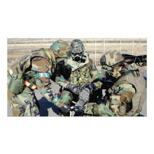 Impression Photo Les aviateurs aident un soldat d'armée de