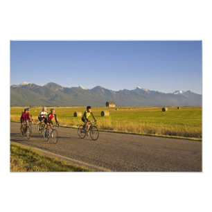 Impression Photo Les cyclistes empruntent la route de l'arrière-pa